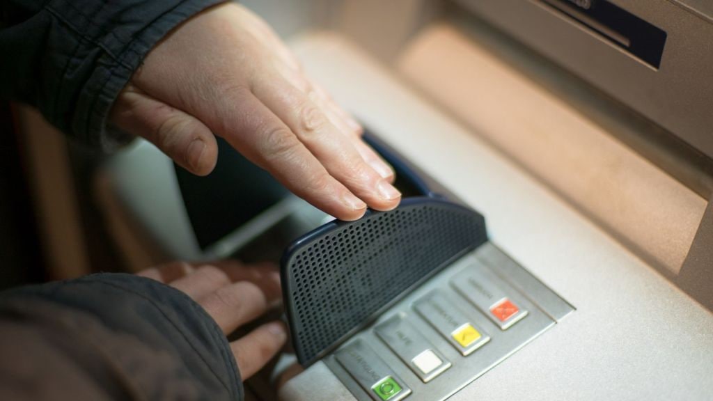 Искусственный интеллект научили подсматривать PIN-коды в банкоматах